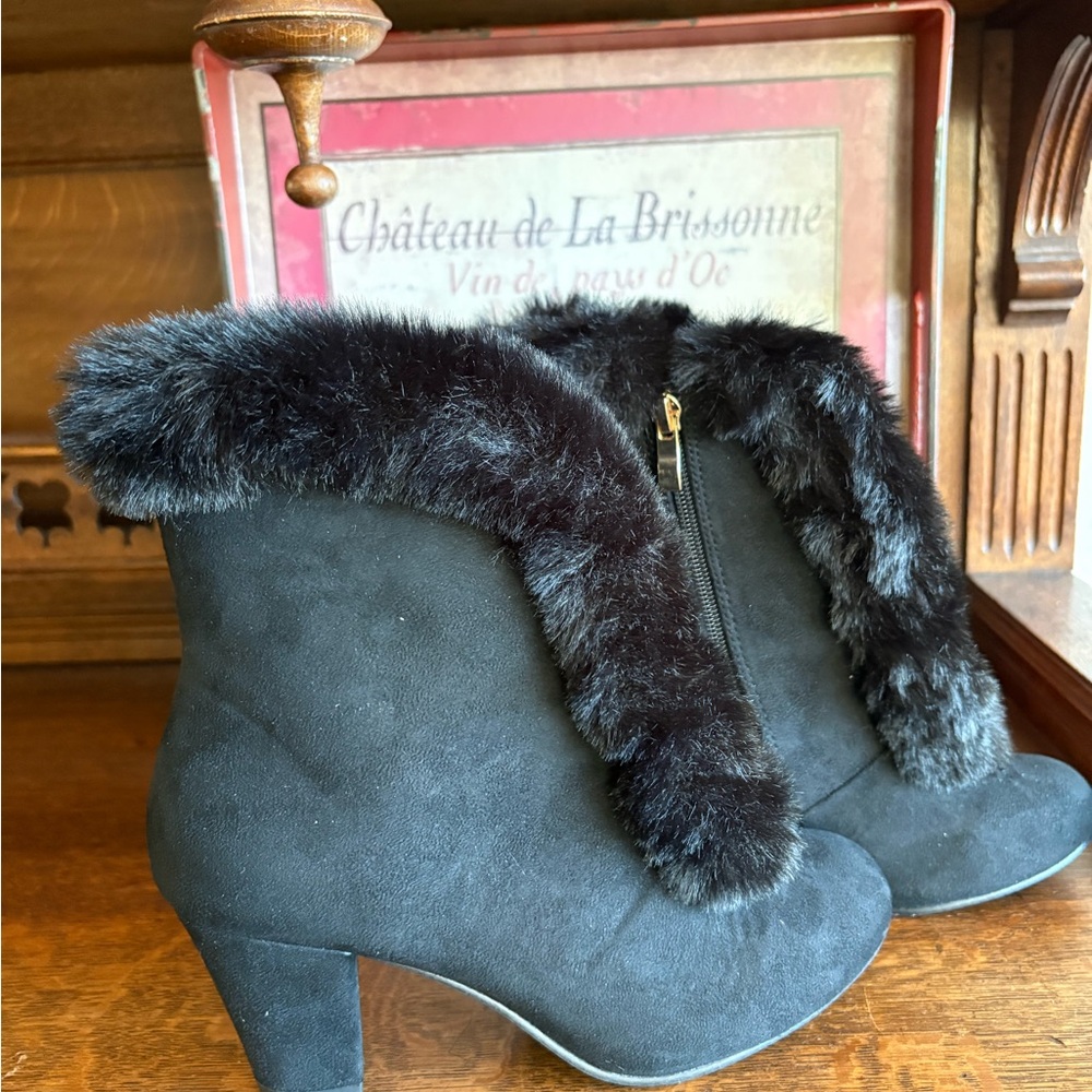 Elegant Black Fur-Trimmed Ankle Boots 7.5